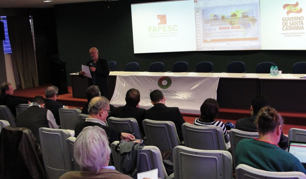 O diretor técnico-científico da FAPESC, Cesar Zucco, comenta os resultados diagnosticados na V Conferência de CTI
