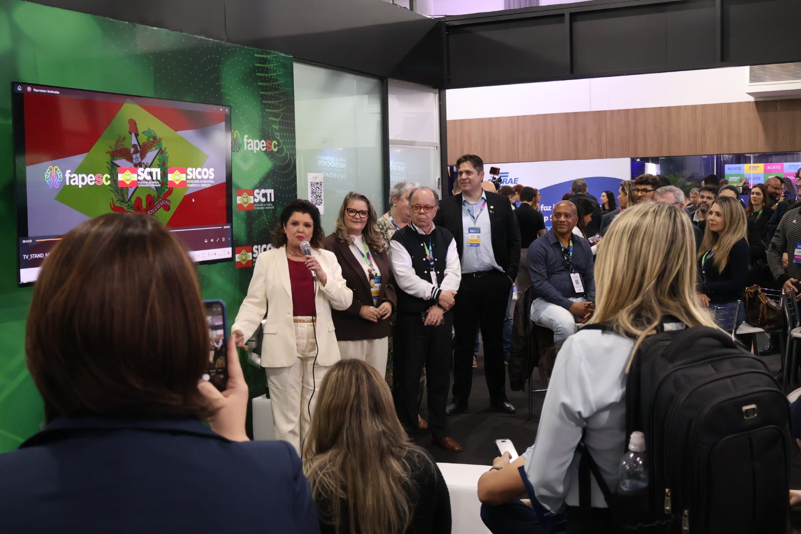 Vice-governadora atende grande público no estande da Fapesc durante segundo dia do Startup Summit