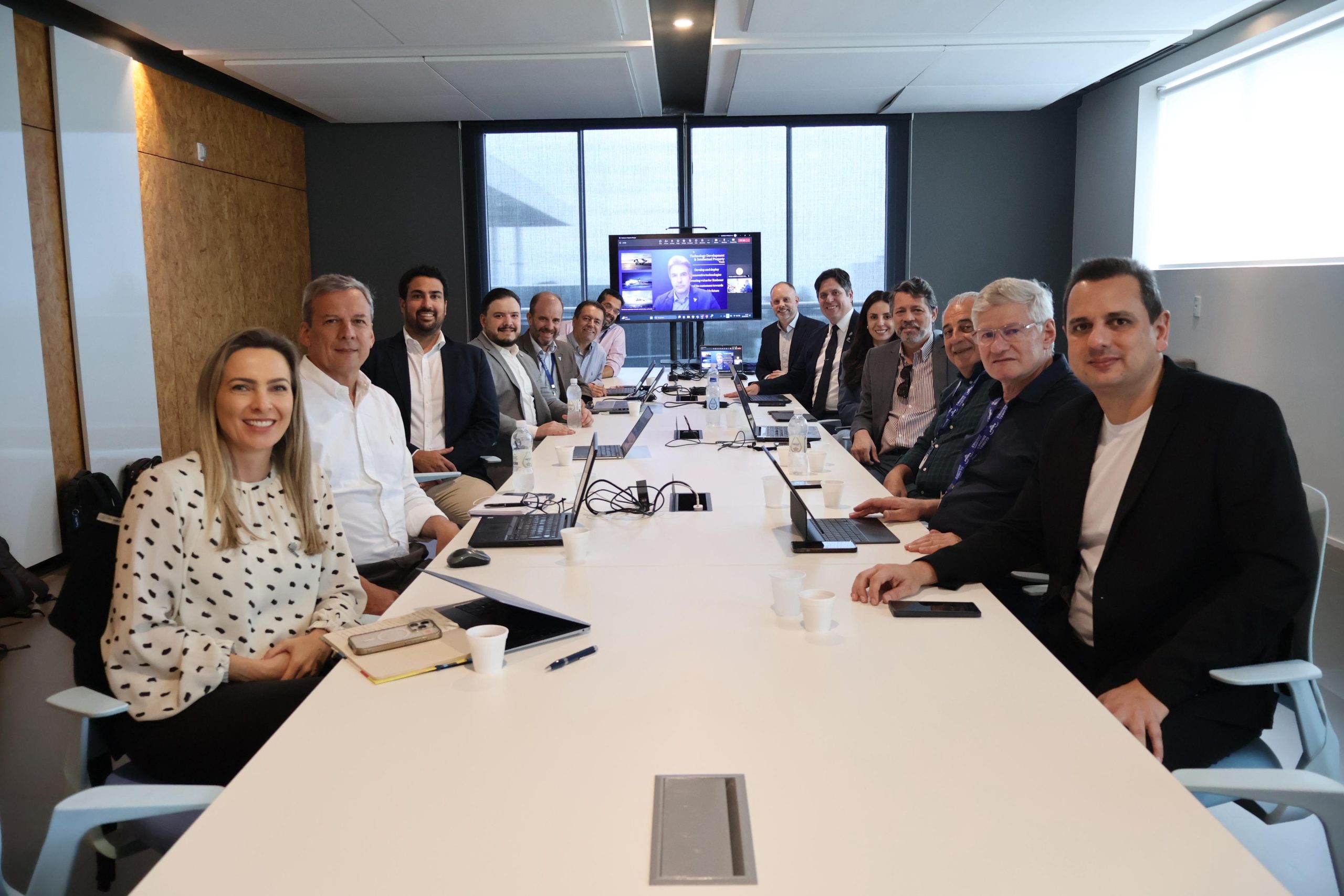 Governo de Santa Catarina e Embraer alinham estratégias para a criação de um cluster aeroespacial que vai impulsionar a indústria tecnológica catarinense