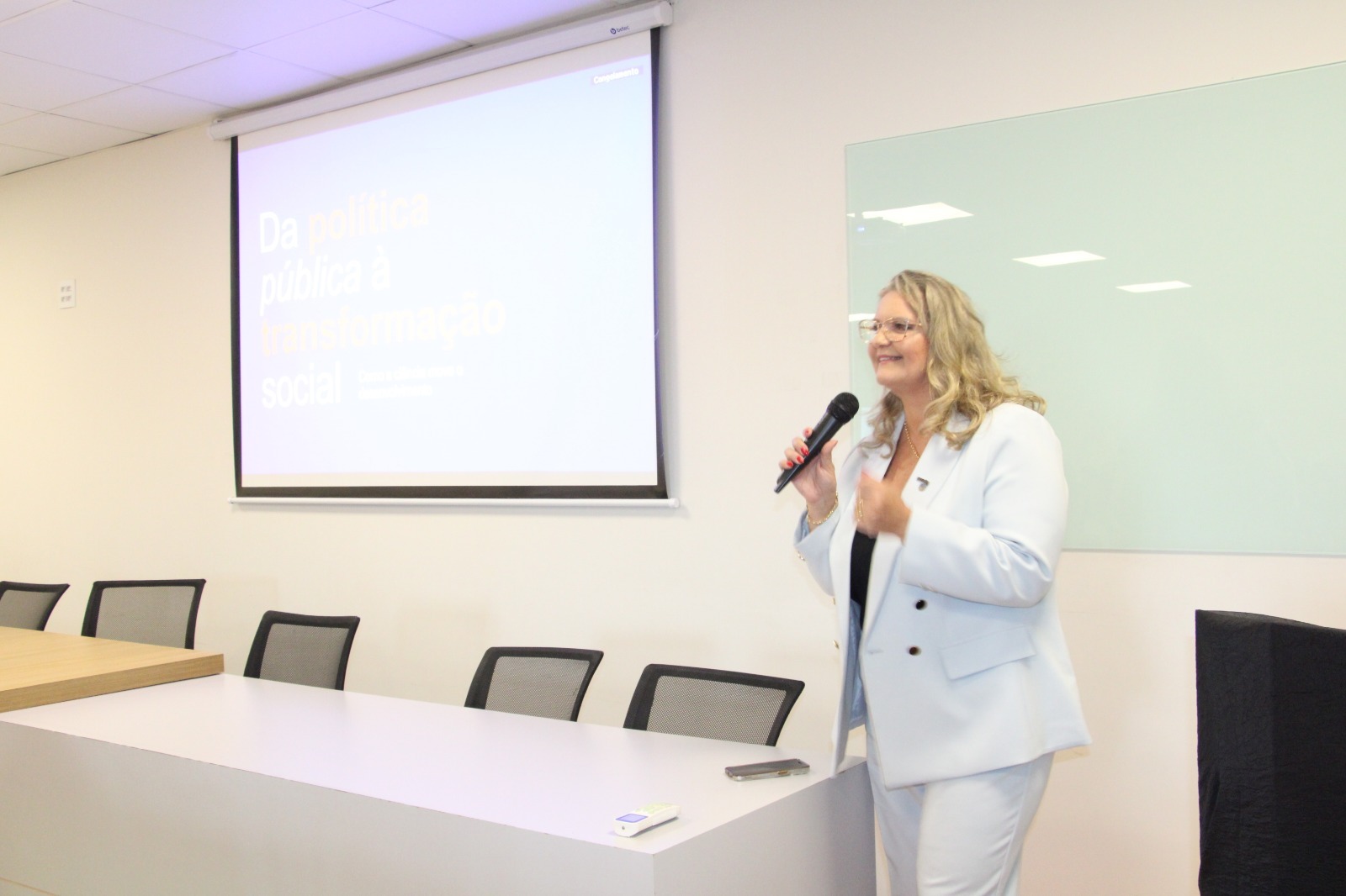 Durante Aula Magna para cursos de pós-graduação em Caçador, diretora de CTI da Fapesc aborda a importância da ciência para o desenvolvimento da sociedade