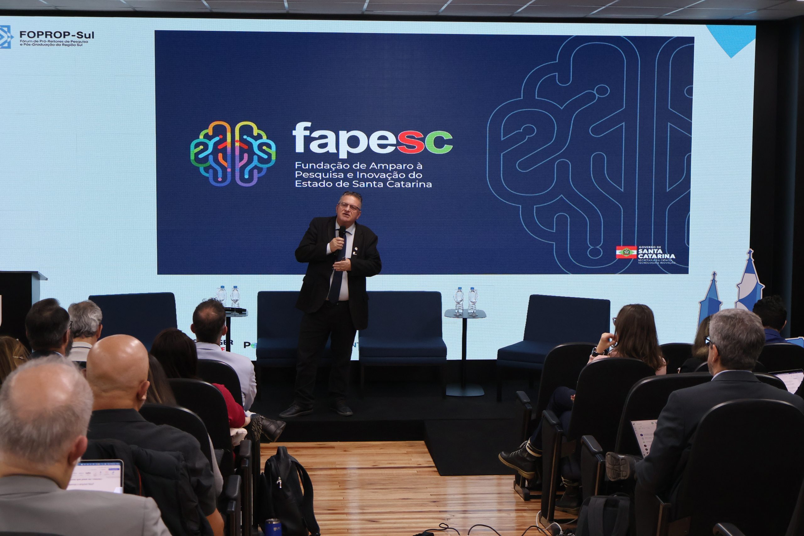 Ações desenvolvidas pela Fapesc para o fomento da pesquisa e o incentivo da pós-graduação são apresentadas em encontro de lideranças acadêmicas do Sul brasileiro